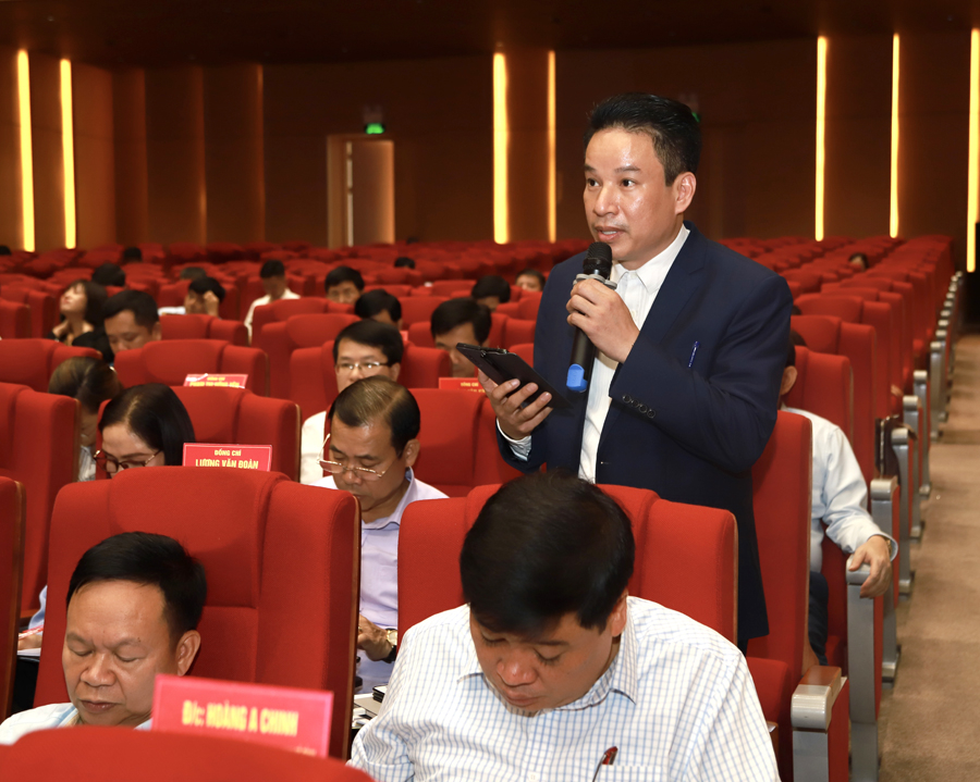 Giám đốc Sở Giáo dục và Đào tạo Nguyễn Thế Bình thảo luận về vấn đề nâng cao chất lượng giáo dục
