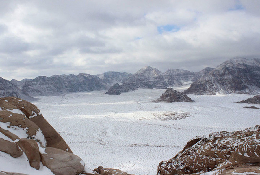 Wadi Rum, JordanTrong khoảng thời gian 3 tháng, từ tháng 12 đến tháng 2, sa mạc cát Wadi Rum ở Jordan sẽ chuyển từ màu vàng sang trắng, nhờ được tuyết bao phủ. Tuy nhiên, tuyết chỉ rơi vài ngày trong những tháng mùa đông. Do đó, tạp chí Canada khuyến cáo mọi người cần xách balo lên và đi ngy khi những cơn gió lạnh đầu mùa bắt đầu tràn vào đất nước này.