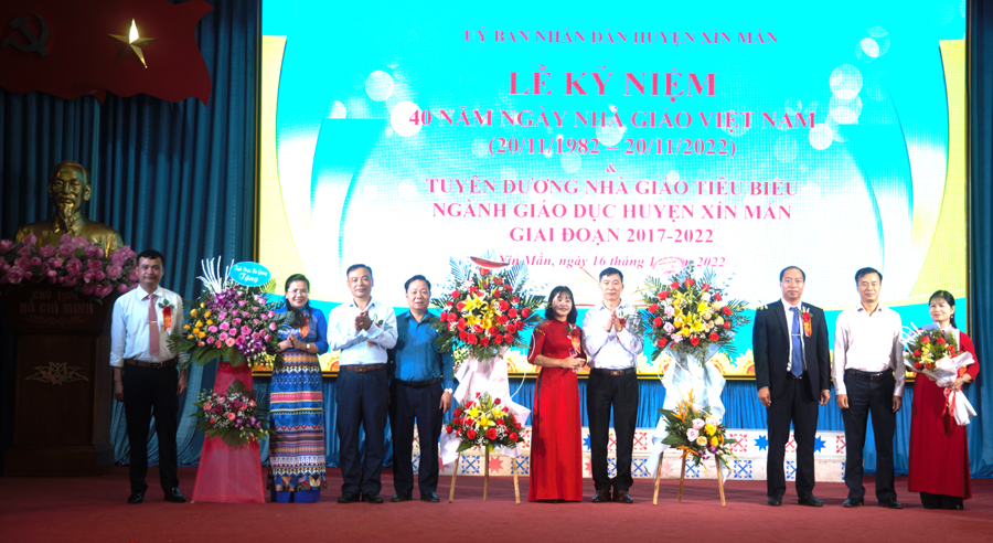 Lãnh đạo huyện Xín Mần và Bí thư Tỉnh đoàn Đỗ Thị Hương tặng hoa chúc mừng ngành Giáo dục huyện.
