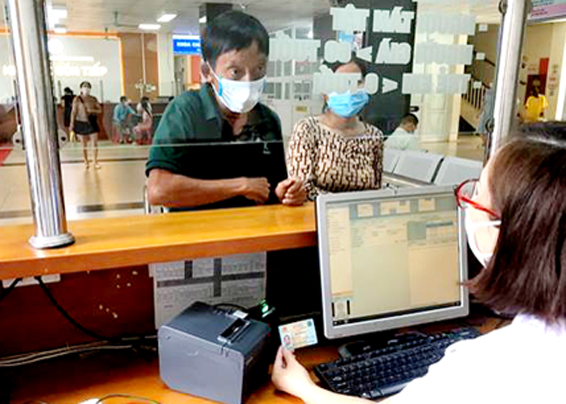 Người dân sử dụng Căn cước công dân để khám, chữa bệnh Bảo hiểm y tế tại Bệnh viện Đa khoa tỉnh.
