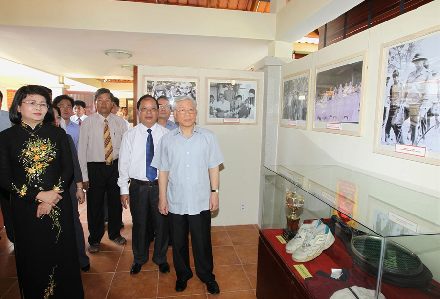 ổng Bí thư Nguyễn Phú Trọng thăm Khu tưởng niệm cố Thủ tướng Võ Văn Kiệt tại huyện Vũng Liêm, tỉnh Vĩnh Long