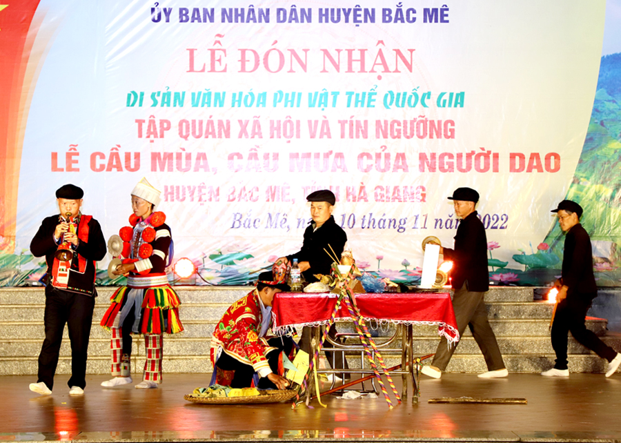 Tiết mục tái hiện lễ Cầu mưa, cầu mùa của đồng bào dân tộc Dao tại Lễ đón nhận di sản văn hóa phi vật thể quốc gia huyện Bắc Mê năm 2022.