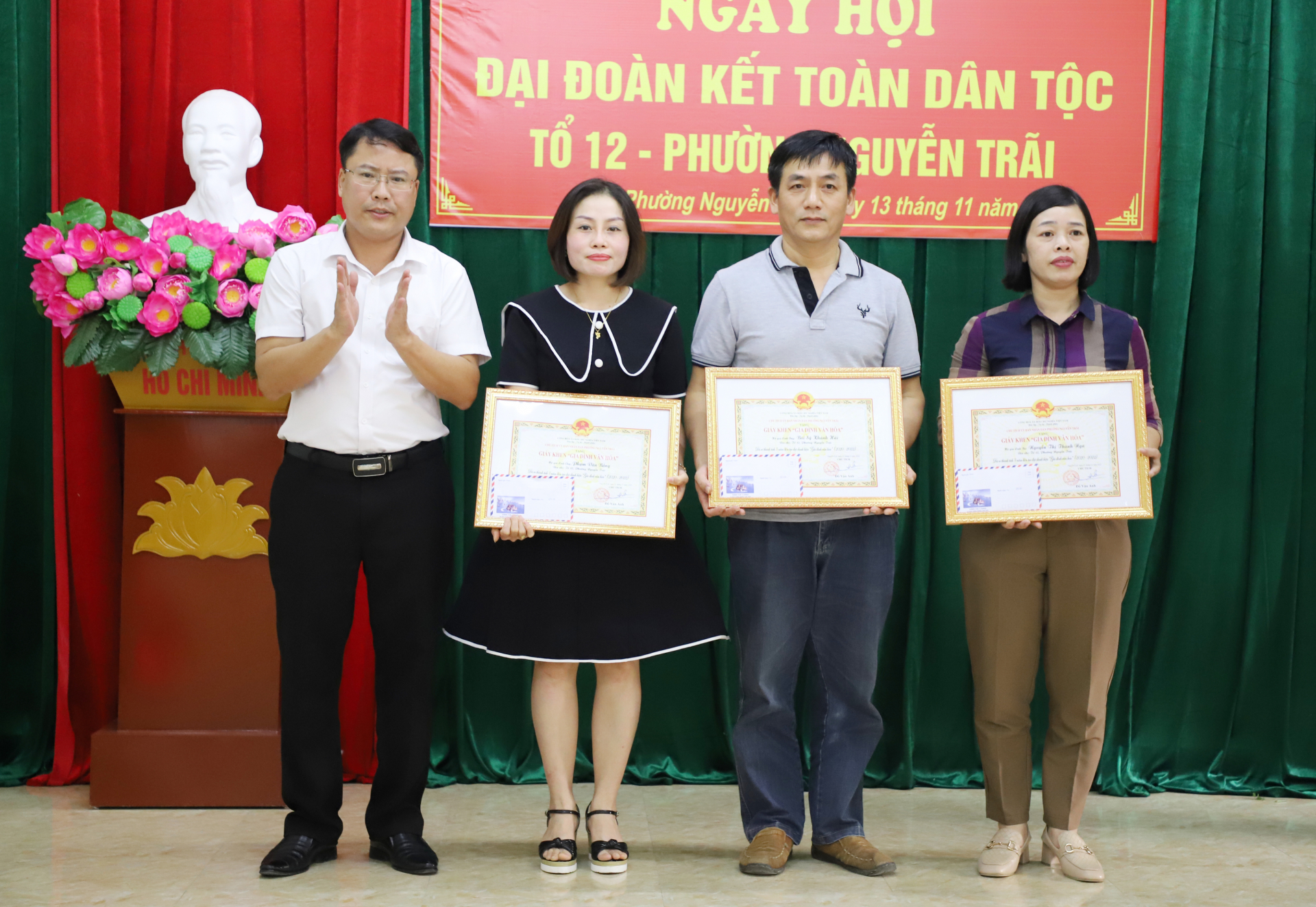 Lãnh đạo Phường Nguyễn Trãi tặng danh hiệu gia đình văn hóa tiêu biểu 3 năm liền cho các gia đình. 