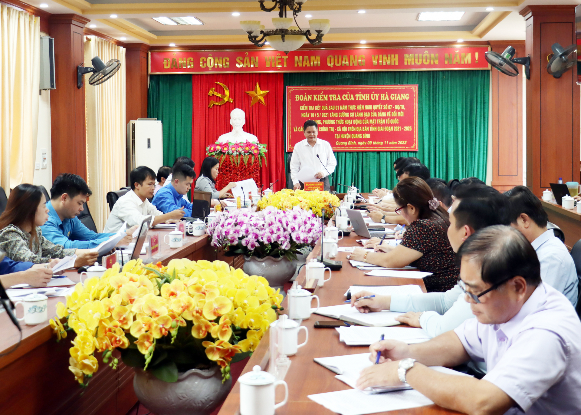 Chủ tịch Ủy ban MTTQ tỉnh Vàng Seo Cón kết luận buổi làm việc với BTV Huyện ủy Quang Bình.