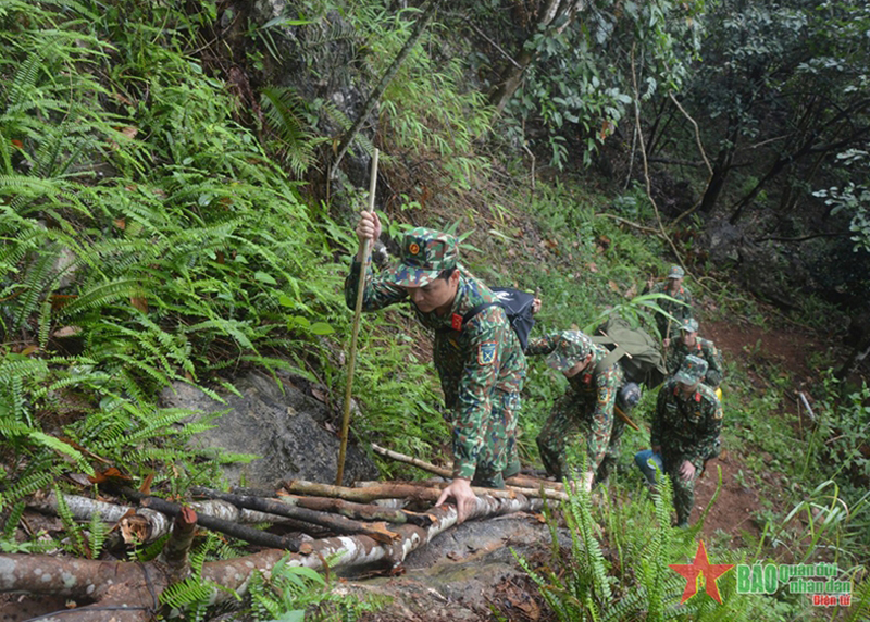 Đội Tìm kiếm, quy tập hài cốt liệt sĩ Bộ CHQS tỉnh Hà Giang trên đường thực hiện nhiệm vụ. 