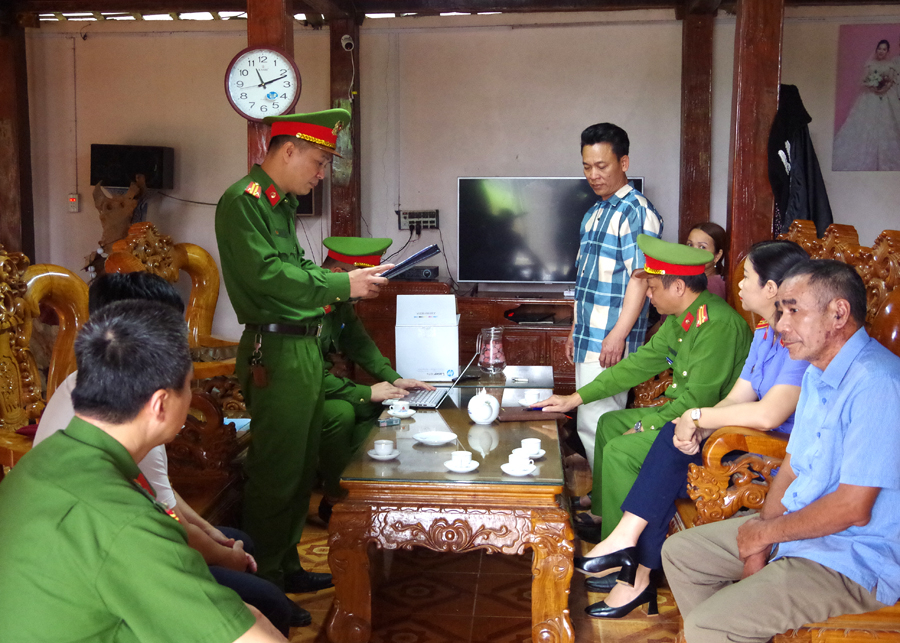Cơ quan CSĐT Công an tỉnh công bố lệnh khám xét nơi ở đối với Nguyễn Văn Toát.
