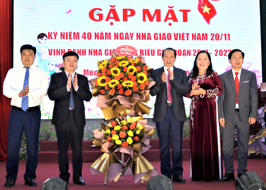 Phó Chủ tịch UBND tỉnh Trần Đức Quý tặng hoa chúc mừng ngành GD&ĐT huyện Mèo Vạc.
