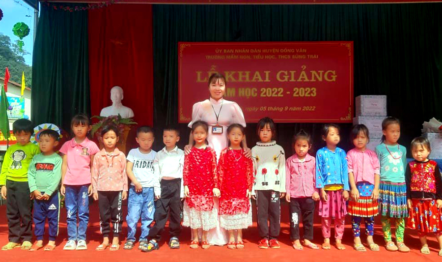 Cô giáo Bùi Thị Khen bên các học sinh ở điểm trường Há Pia.