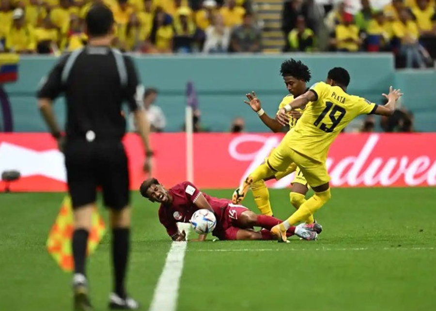 Hậu vệ trái Qatar Homam Ahmed (số 14) không thể lên bóng quá vạch vôi giữa sân khi bị hai cầu thủ Ecuador vây bắt trong trận khai mạc World Cup 2022 trên sân Al Bayt, Doha ngày 20/11. Ảnh: Reuters
