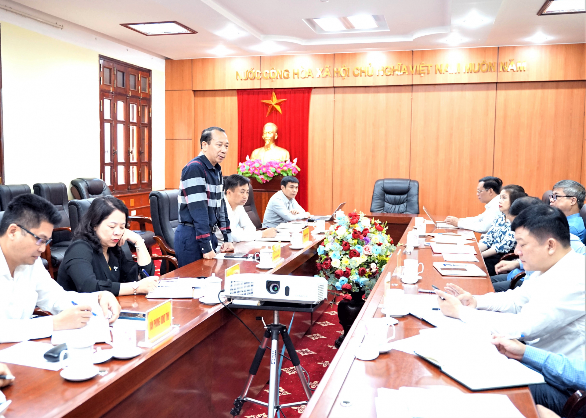 Phó Chủ tịch UBND tỉnh Trần Đức Quý phát biểu tại buổi làm việc.