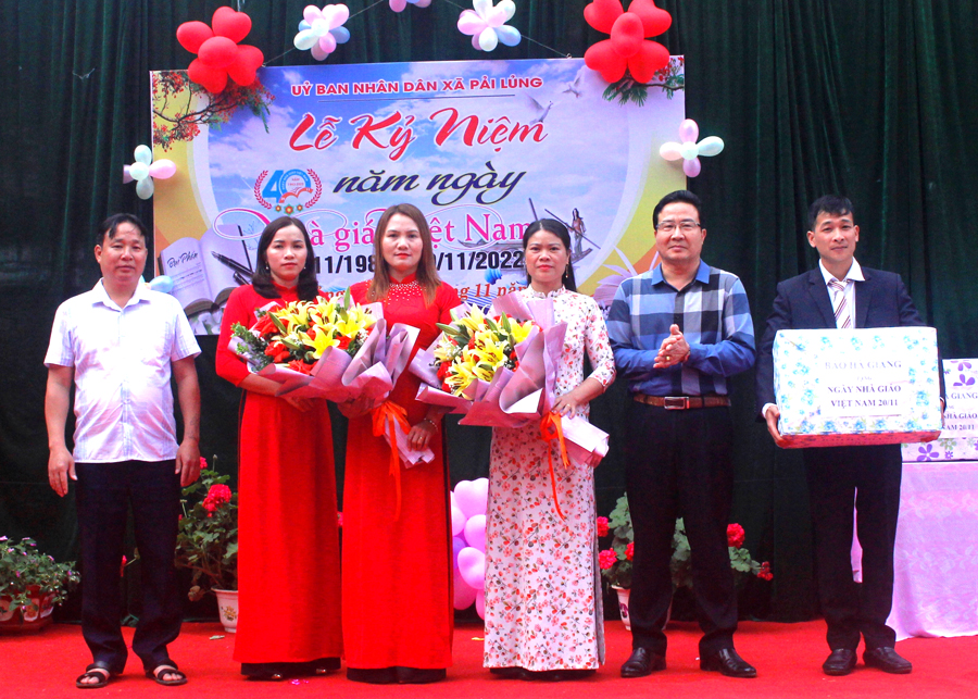 Phó Tổng biên tập Báo Hà Giang Nguyễn Bình Minh tặng quà chúc mừng các thầy, cô giáo liên trường xã Pải Lủng.
