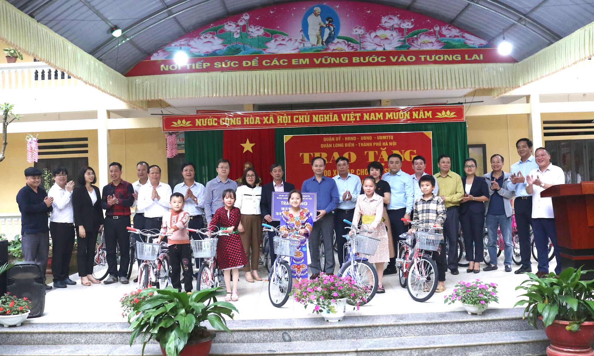 Đoàn trao tặng xe đạp cho các em học sinh Trường PTDT BT THCS và Trường PTDT BT Tiểu học xã Cán Tỷ.