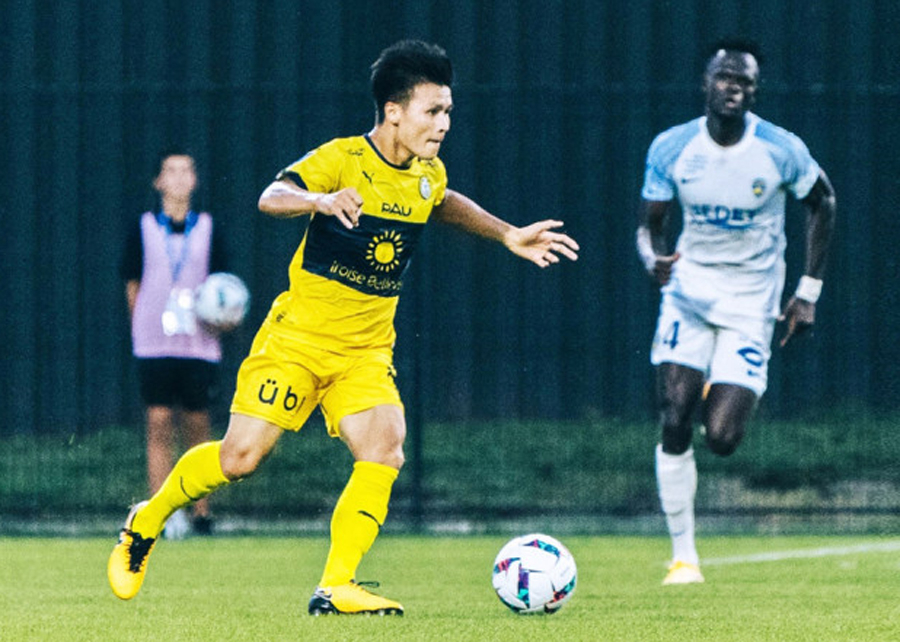 Nguyễn Quang Hải thi đấu trong màu áo Pau ở Ligue 2 mùa 2022-2023.