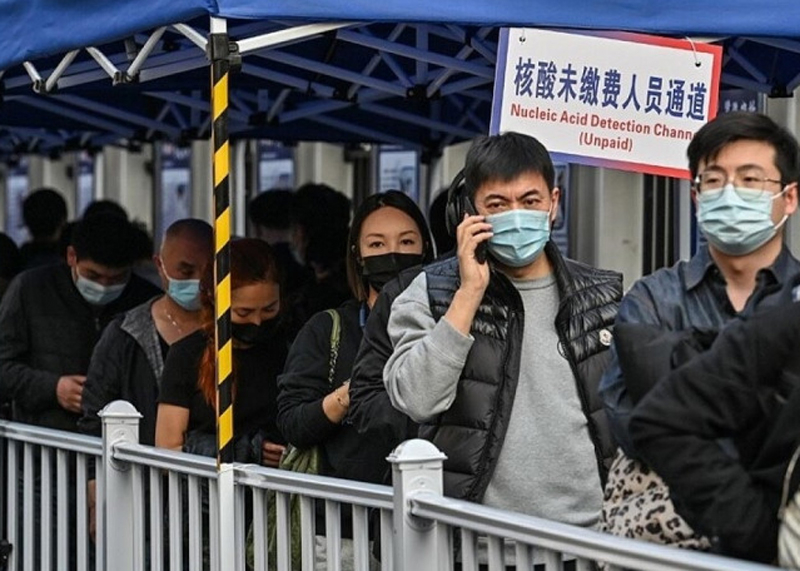 Người dân xếp hàng chờ xét nghiệm COVID-19 ở Thượng Hải, Trung Quốc.