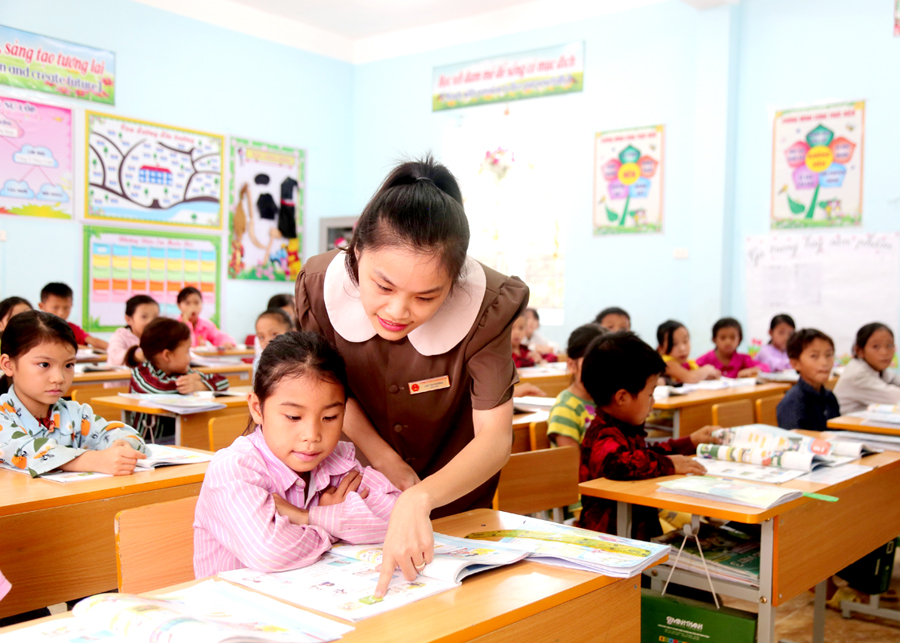 Cô Lại Thị Hương dạy môn tiếng Anh cho học sinh.