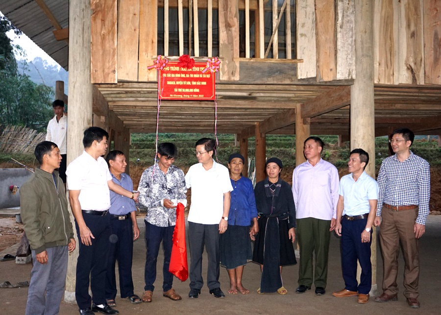 Chủ nhiệm UBKT Tỉnh ủy Trần Quang Minh và lãnh đạo huyện Quang Bình trao tiền hỗ trợ làm nhà ở cho gia đình anh Lùng Văn Quân.