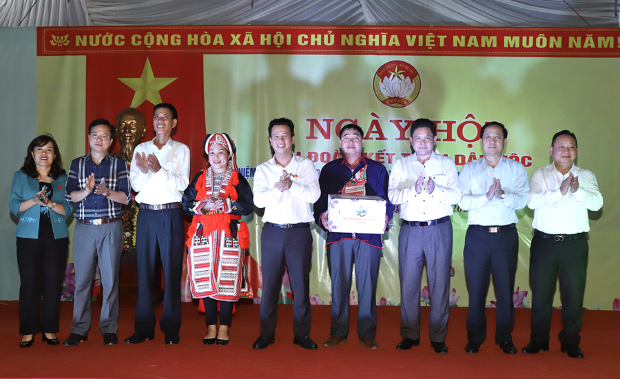 Bí thư Tỉnh ủy Đặng Quốc Khánh cùng các đồng chí lãnh đạo tỉnh và huyện Bắc Quang, các vị ĐBQH tặng quà thôn Thanh Sơn 
