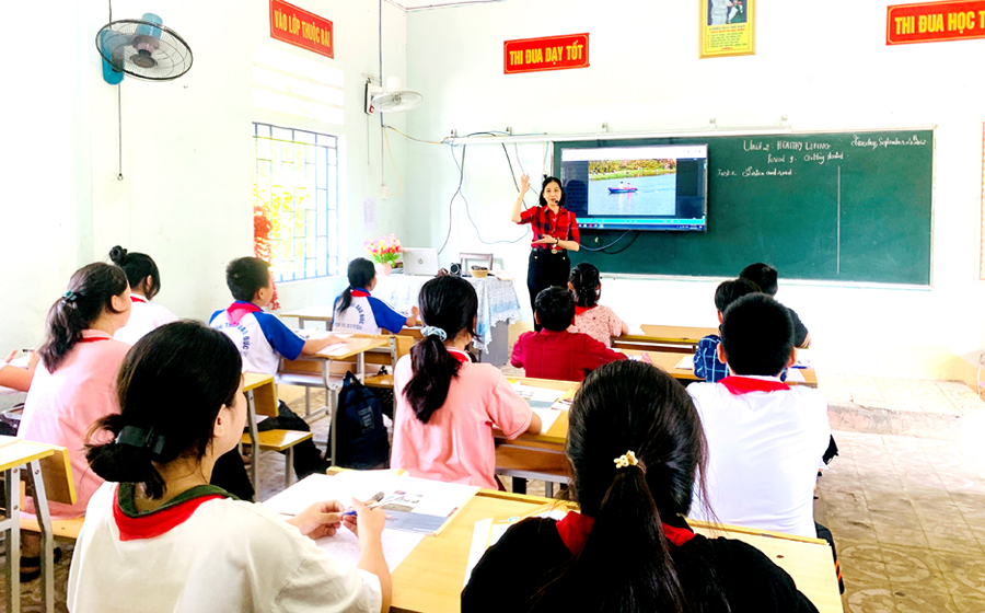 Giáo viên Trường THCS Đạo Đức áp dụng bài giảng điện tử vào giảng dạy.