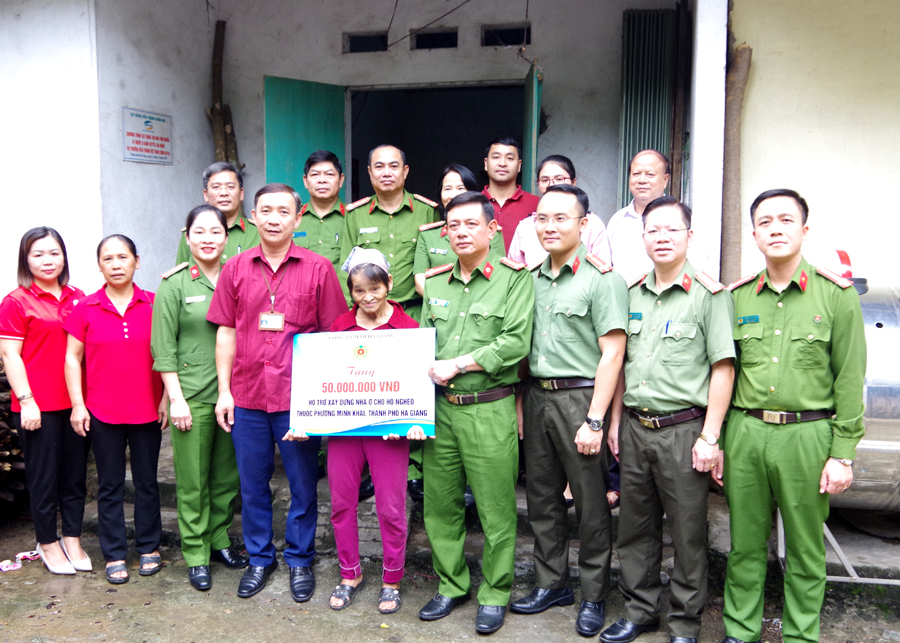 Đại tá Đỗ Tiến Dũng, Phó Giám đốc Công an tỉnh trao kinh phí hỗ trợ xây dựng nhà ở cho bà Đặng Thị Pàm.
