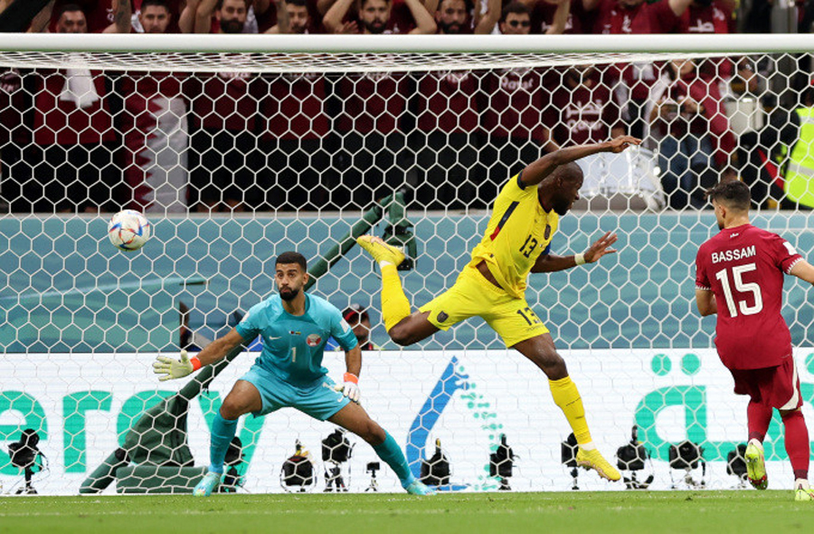 Tiền đạo Ecuador Enner Valencia (giữa) đánh đầu ngược, lái bóng về góc thấp phía xa nâng tỷ số lên 2-0 trước Qatar ở phút 31 trận khai mạc World Cup 2022 trên sân Al Bayt ngày 20/11.
