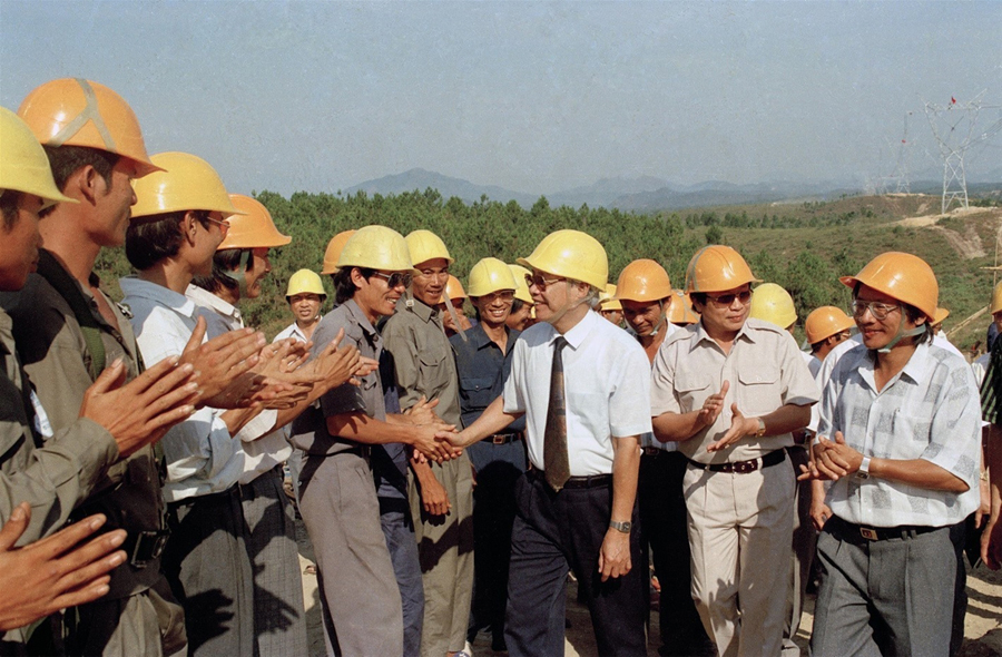 Thủ tướng Chính phủ Võ Văn Kiệt thăm cán bộ, công nhân Công ty Xây lắp điện 3 đang thi công tuyến đường dây 500KV Hà Tĩnh - Đắc Lây, tháng 5-1993_