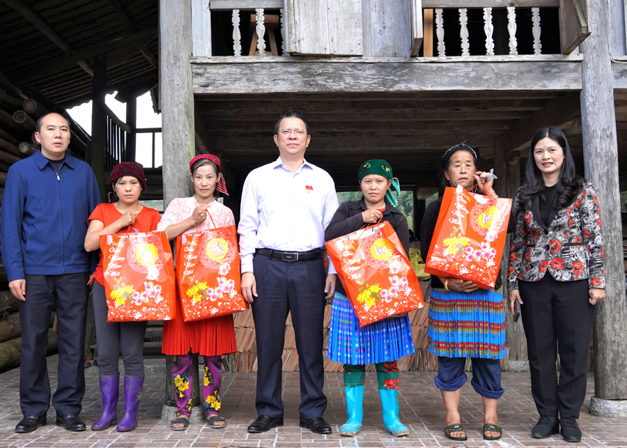 Trưởng ban Dân vận Tỉnh ủy Trần Mạnh Lợi tặng quà các hộ nghèo thôn Ha Ía.
