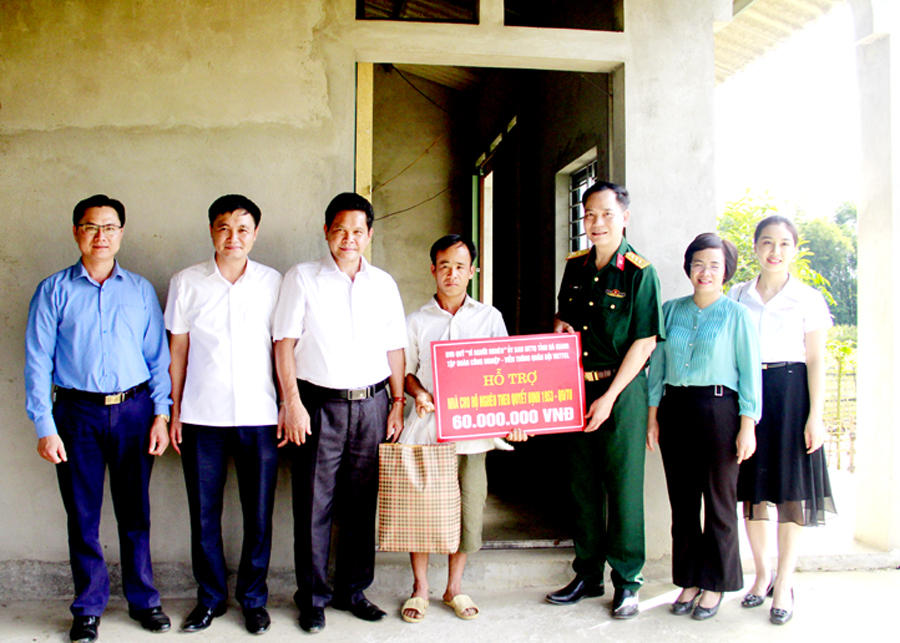 Chủ tịch Ủy ban MTTQ tỉnh Vàng Seo Cón trao tiền hỗ trợ xây dựng nhà ở cho hộ nghèo xã Ngọc Minh (Vị Xuyên).