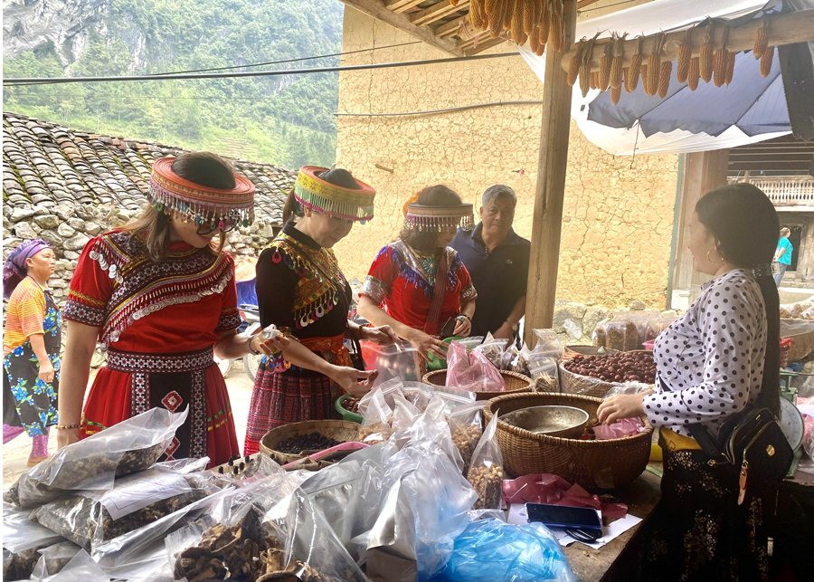 Người dân thôn Lao Xa, xã Sủng Là có thu nhập ổn định từ các gian hàng phục vụ khách du lịch.