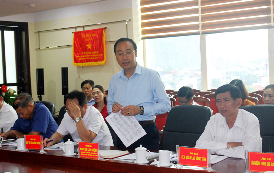 Đồng chí Nguyễn Cao Cường, Giám đốc Sở Nội vụ, Phó Chủ tịch Thường trực Hội đồng TĐKT tỉnh thảo luận tại buổi giám sát.
