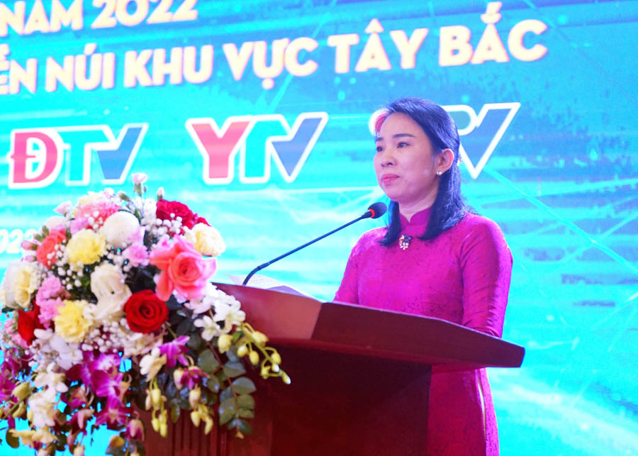 Giám đốc Đài PT-TH tỉnh Hoàng Thị Hằng phát biểu tại hội nghị.
