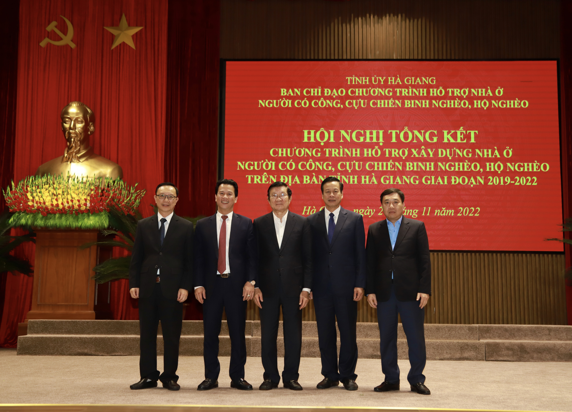 

Đồng chí Trương Tấn Sang chụp ảnh lưu niệm với các đồng chí Thường trực Tỉnh ủy