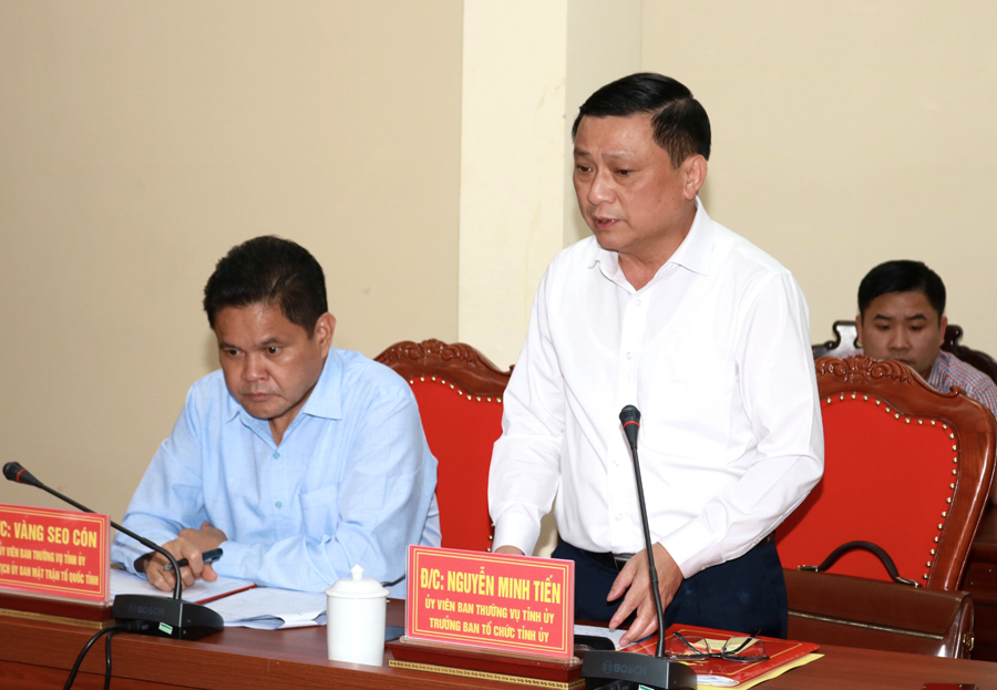 Trưởng ban Tổ chức Tỉnh ủy Nguyễn Minh Tiến thảo luận
