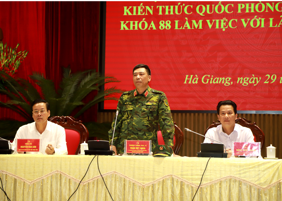 Thượng tướng Trần Việt Khoa phát biểu tại buổi làm việc
