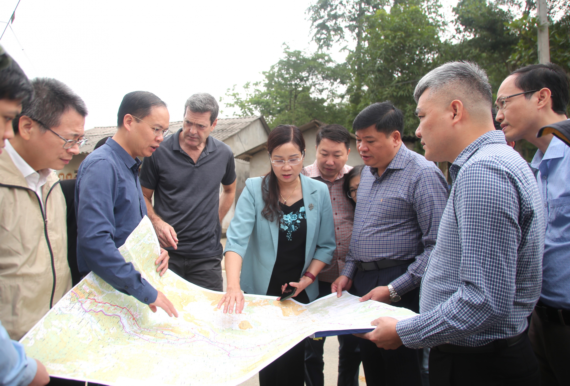 Đoàn công tác khảo sát đường Ngọc Linh - Đồng Tâm thuộc dự án “Hạ tầng cơ bản phát triển các tỉnh Đông Bắc”.