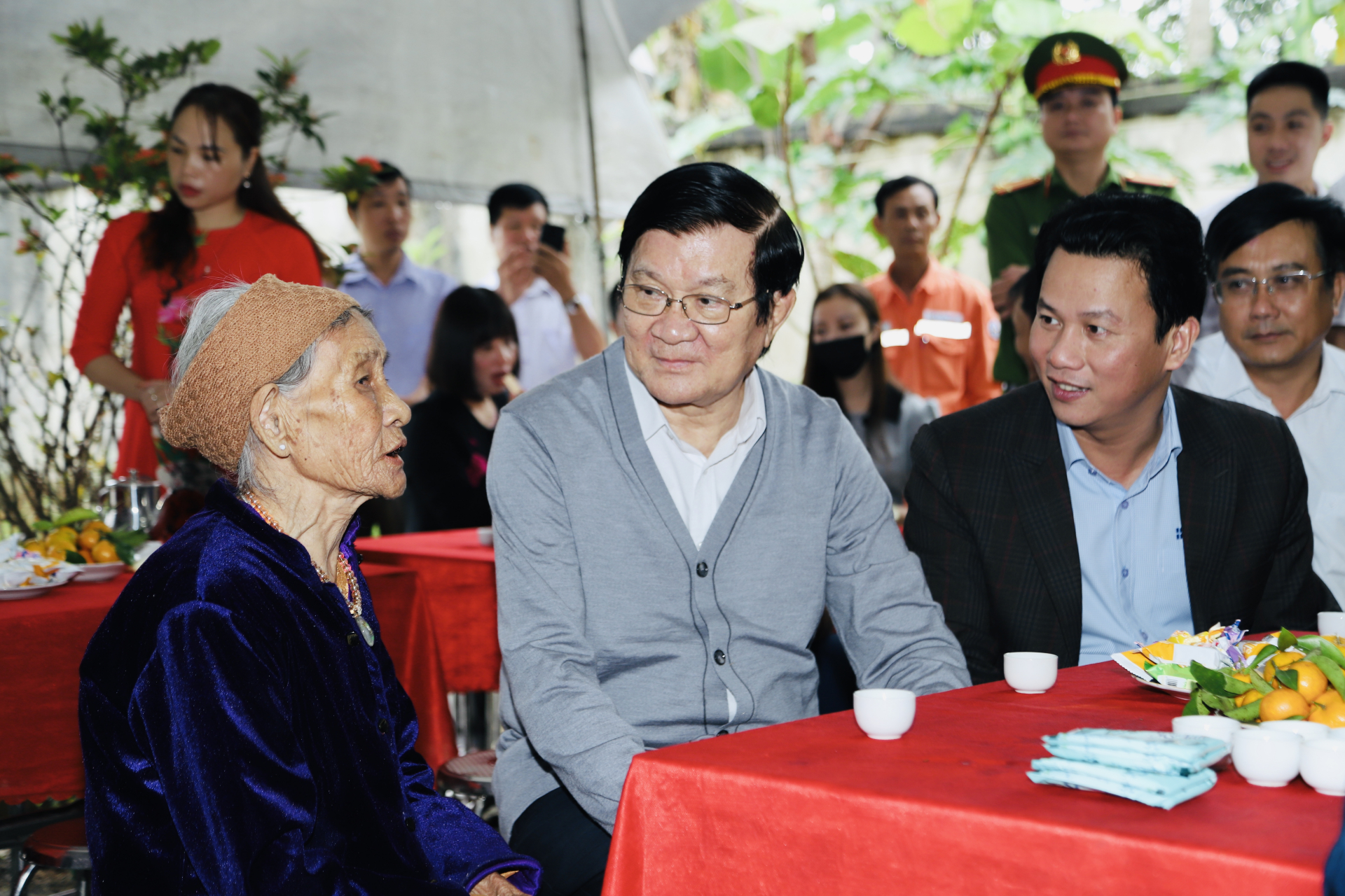 Nguyên Chủ tịch nước Trương Tấn Sang thăm hỏi sức khỏe và động viên bà Đỗ Thị Châm