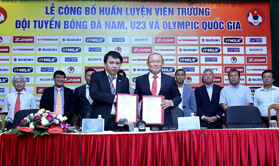 HLV Park Hang Seo trong lần đầu tiên đến Việt Nam ký hợp đồng dẫn dắt đội tuyển vào năm 2017