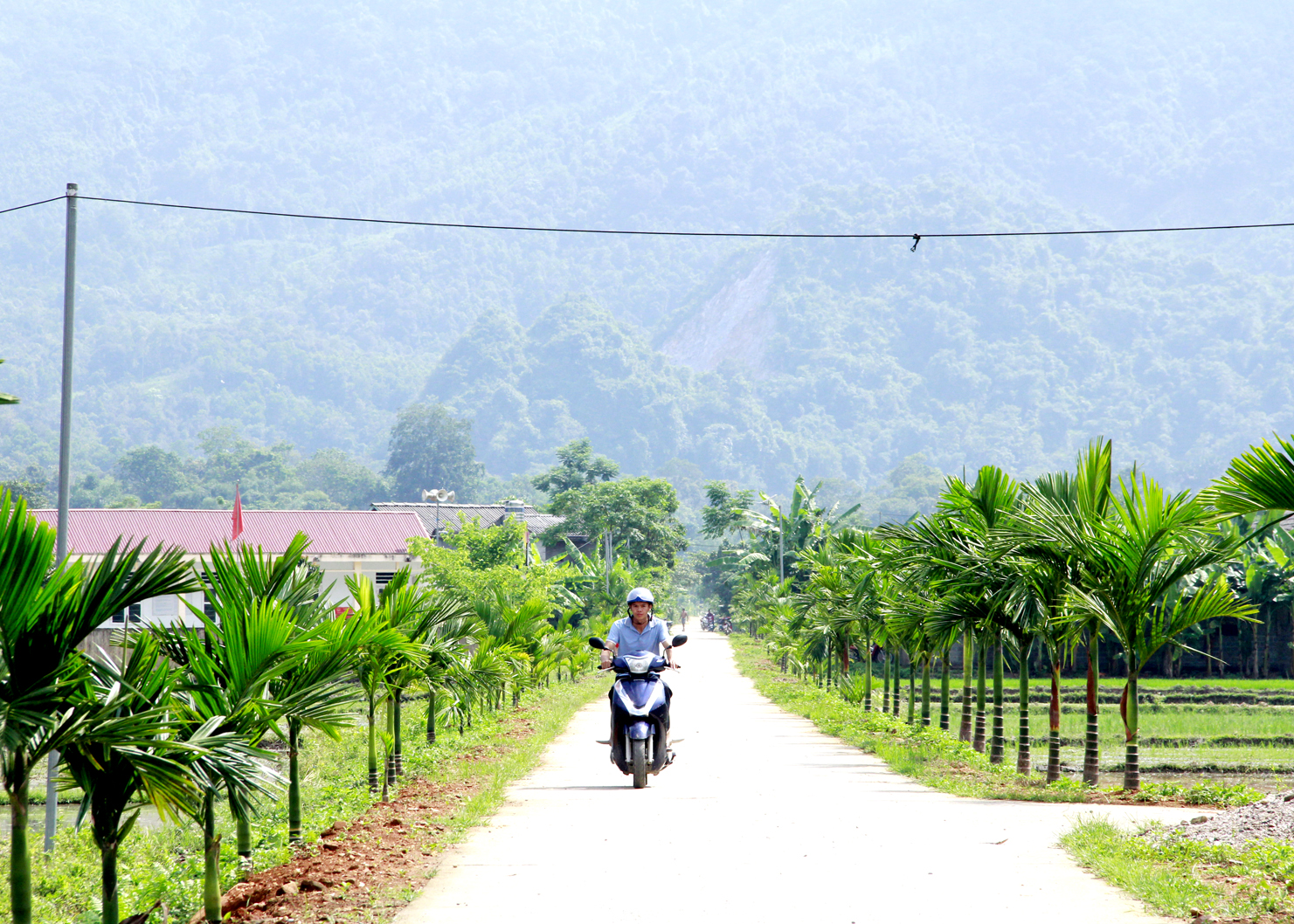 Tuyến đường Nông thôn mới xã Tùng Bá (Vị Xuyên) được xây dựng từ sự chung tay, góp sức của nhân dân.