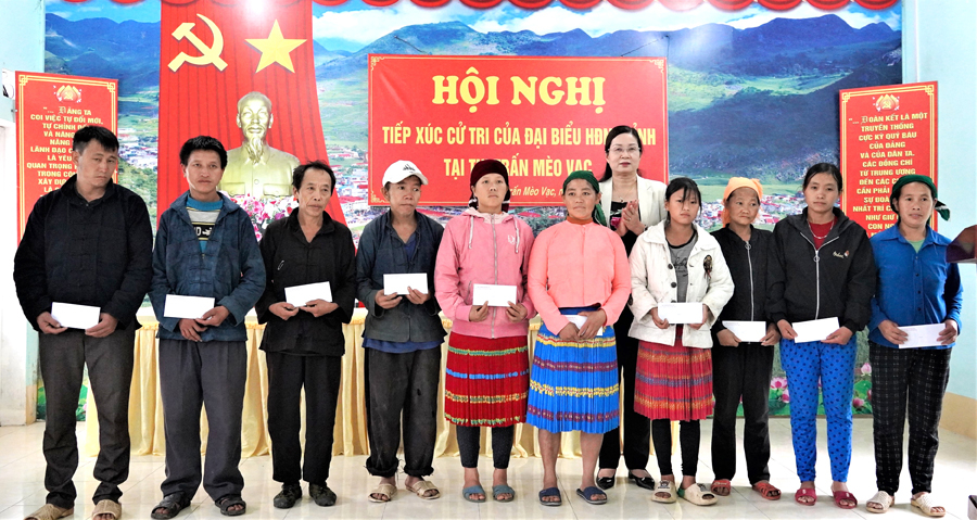 Phó Chủ tịch UBND tỉnh Hà Thị Minh Hạnh tặng quà cho các hộ nghèo.
