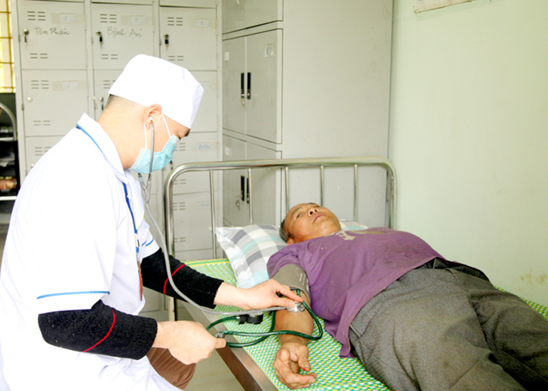 Bác sĩ Trạm Y tế xã Na Khê (Yên Minh) thăm khám sức khỏe cho nhân dân.