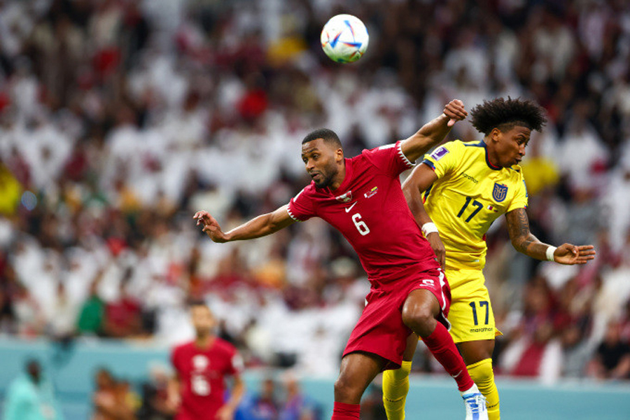 Ecuador khai thác tốt các tình huống bóng bổng trận khai mạc World Cup 2022. Trong ảnh là khoảnh khắc hậu vệ Angelo Preciado (số 17) thắng pha không chiến với tiền vệ Qatar Hatem Abdulaziz (số 6). 