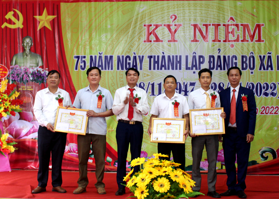 Lãnh đạo xã Bằng Lang tặng giấy khen cho các chi bộ có thành tích xuất sắc chào mừng kỷ niệm 75 năm ngày thành lập Đảng bộ xã
