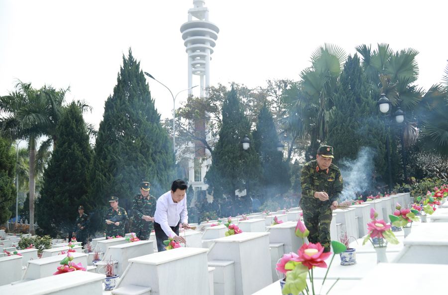 Thượng tướng, Giám đốc Học viên Quốc phòng Trần Việt Khoa và Bí thư Tỉnh ủy Đặng Quốc khánh cùng các đại biểu thắp hương các phần mộ liệt sĩ