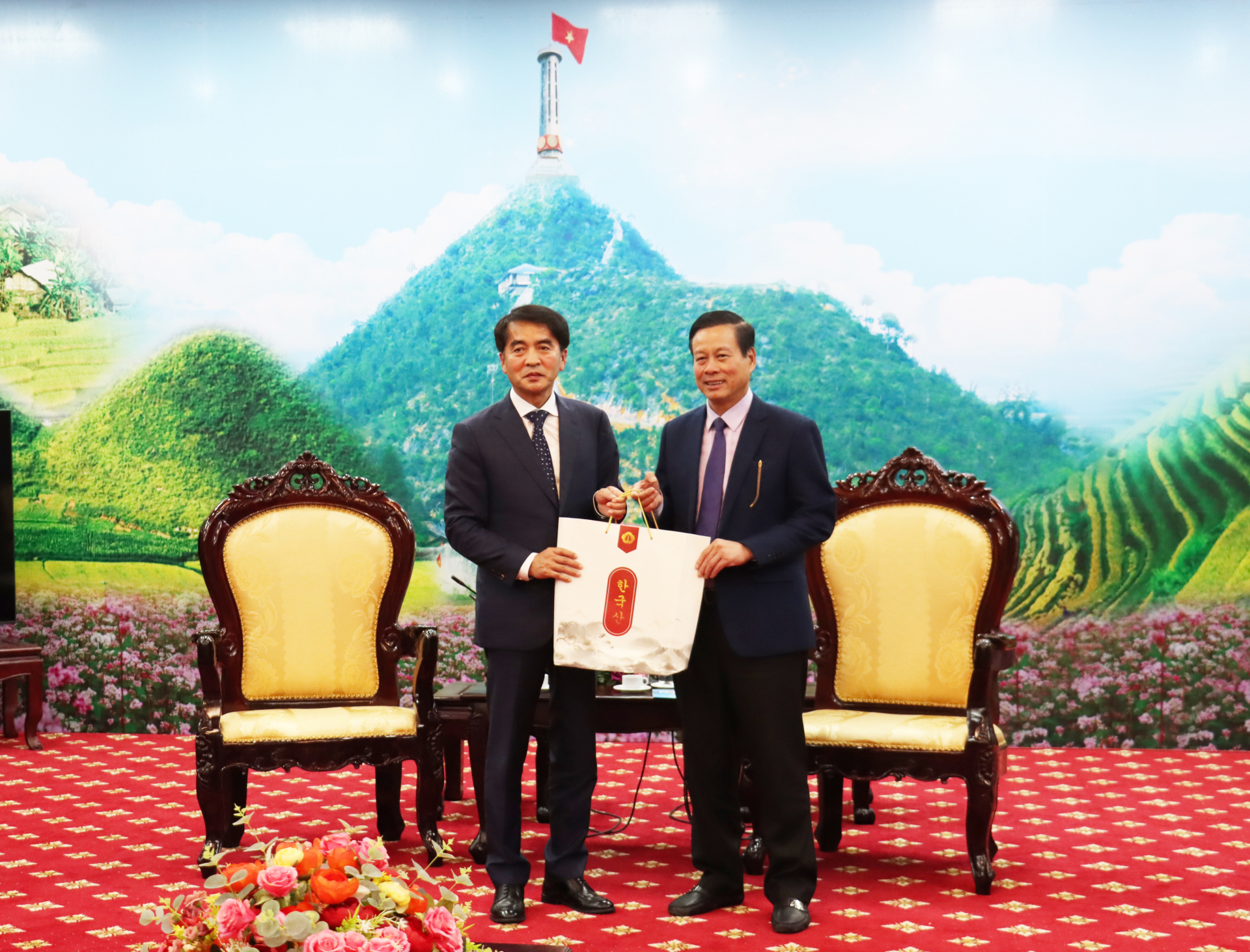 Ngài Jea Hyeong Choi, Quận trưởng quận Boeun tặng quà lưu niệm cho Chủ tịch UBND tỉnh Nguyễn Văn Sơn.