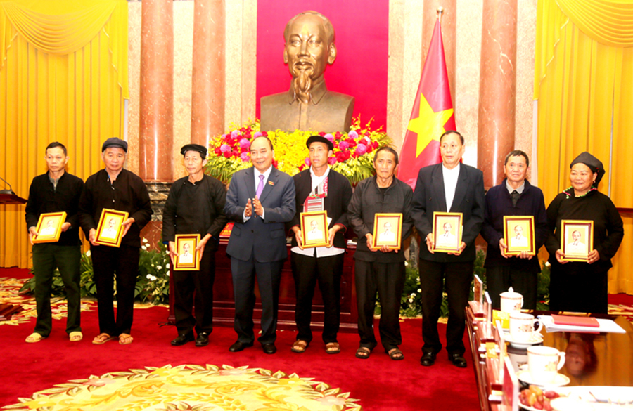 Chủ tịch nước Nguyễn Xuân Phúc tặng quà người có uy tín của tỉnh.
