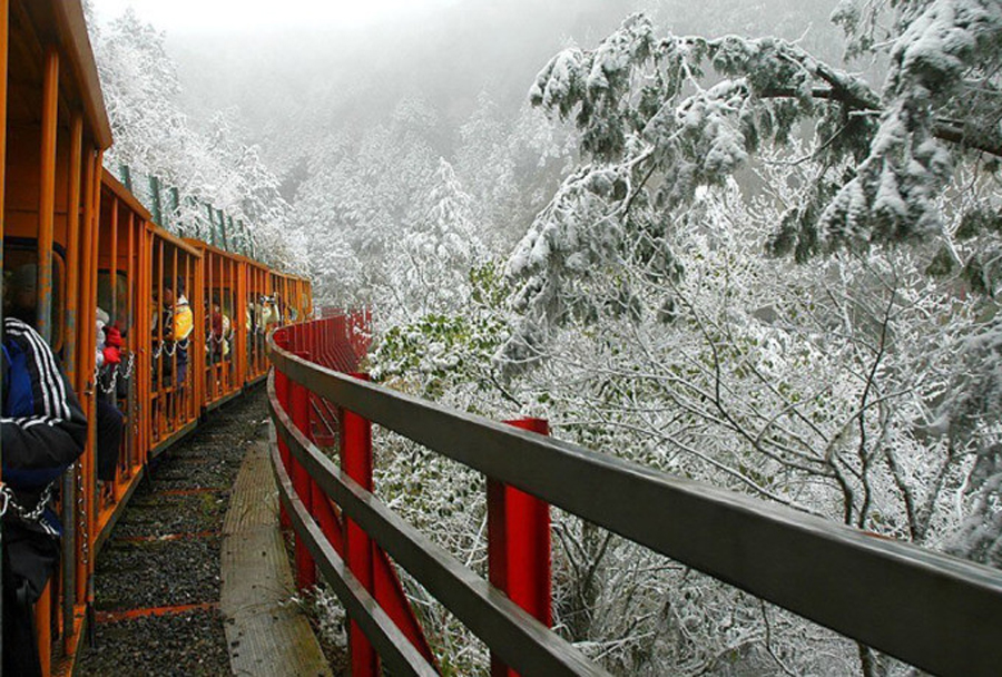 Đài Loan, Trung QuốcCác điểm đến mùa đông mà Travel gợi ý du khách nên tới tham quan ở Đài Loan là đi bộ đường dài lên các ngọn núi như Y Shan, Xueshan để ngắm tuyết phủ trắng trời. 