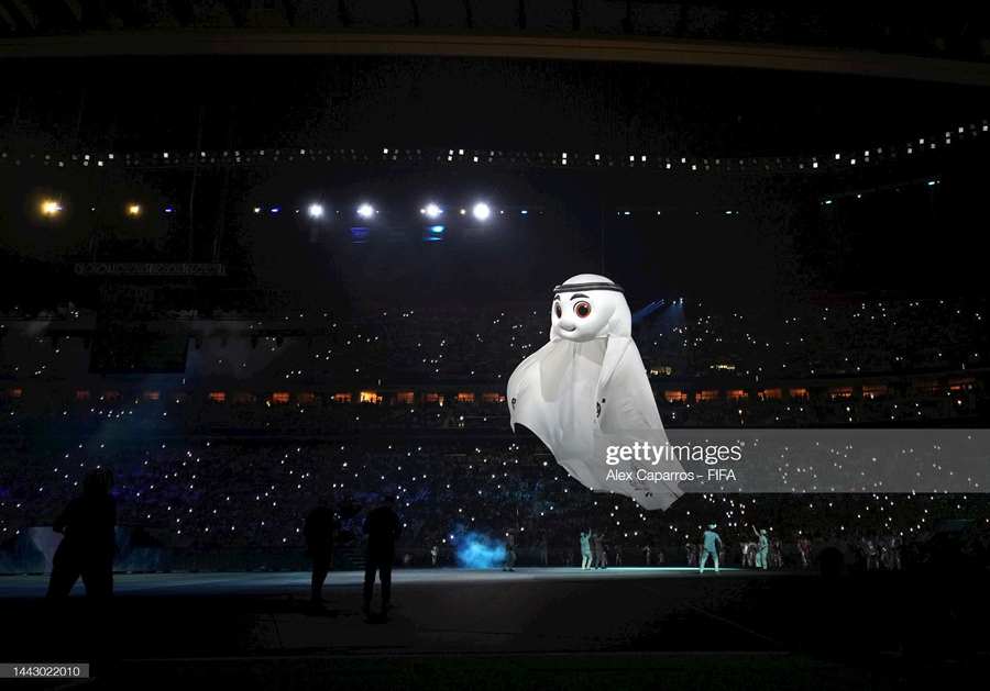 Laeeb, linh vật chính thức của World Cup 2022 xuất hiện trên sân Al Bayt. Trong tiếng Arab, Laeeb chỉ cầu thủ có kỹ năng siêu việt, cũng là lời khuyến khích các cầu thủ thể hiện hết mình tại giải đấu năm nay.