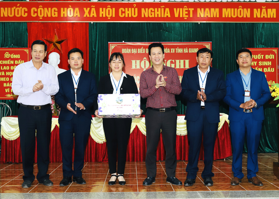 Bí thư Tỉnh ủy và Chủ tịch UBND tỉnh tặng quà xã Thàng Tín

