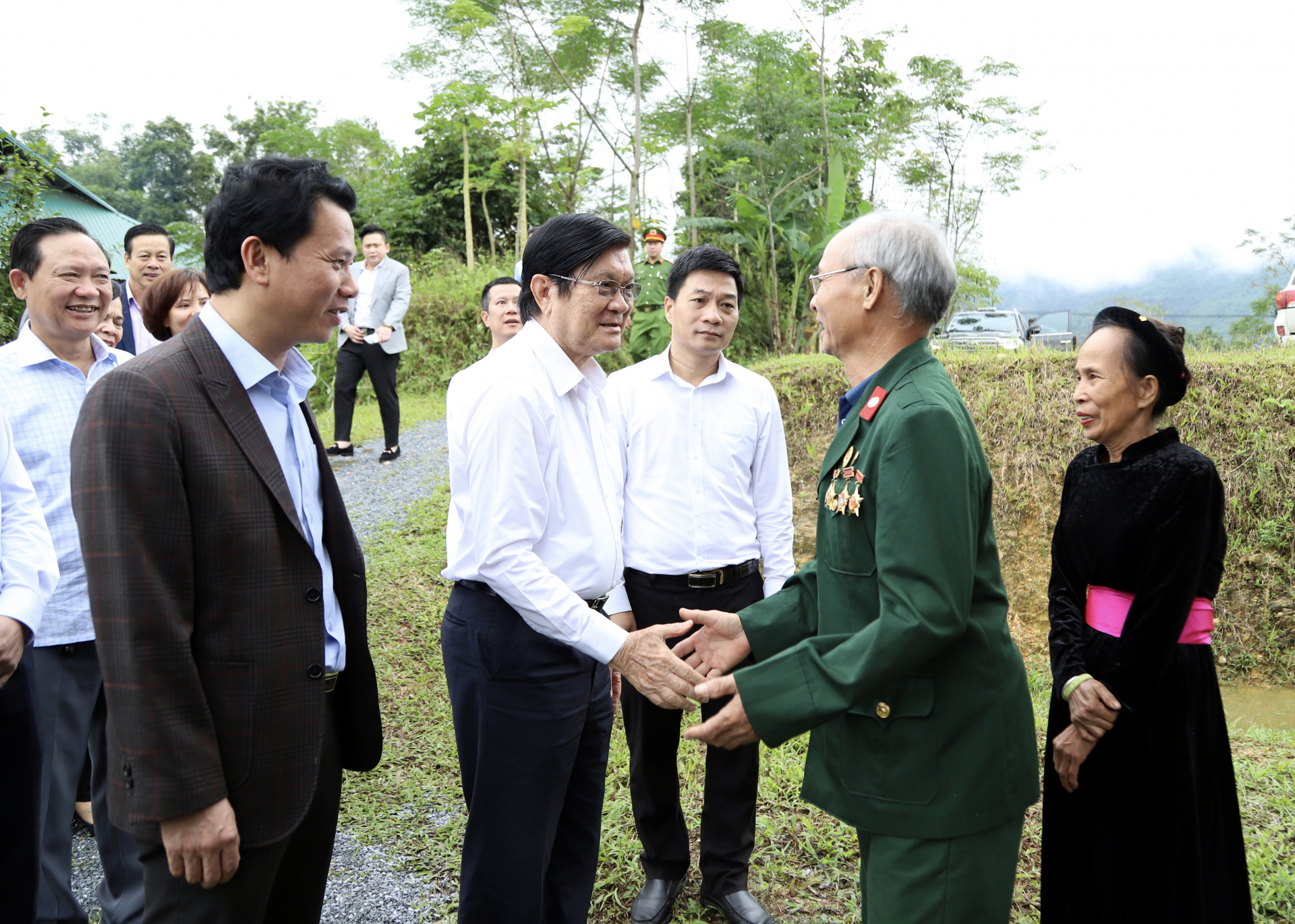 Nguyên Chủ tịch nước Trương Tấn Sang tới thăm gia đình CCB Trần Đức Vệ