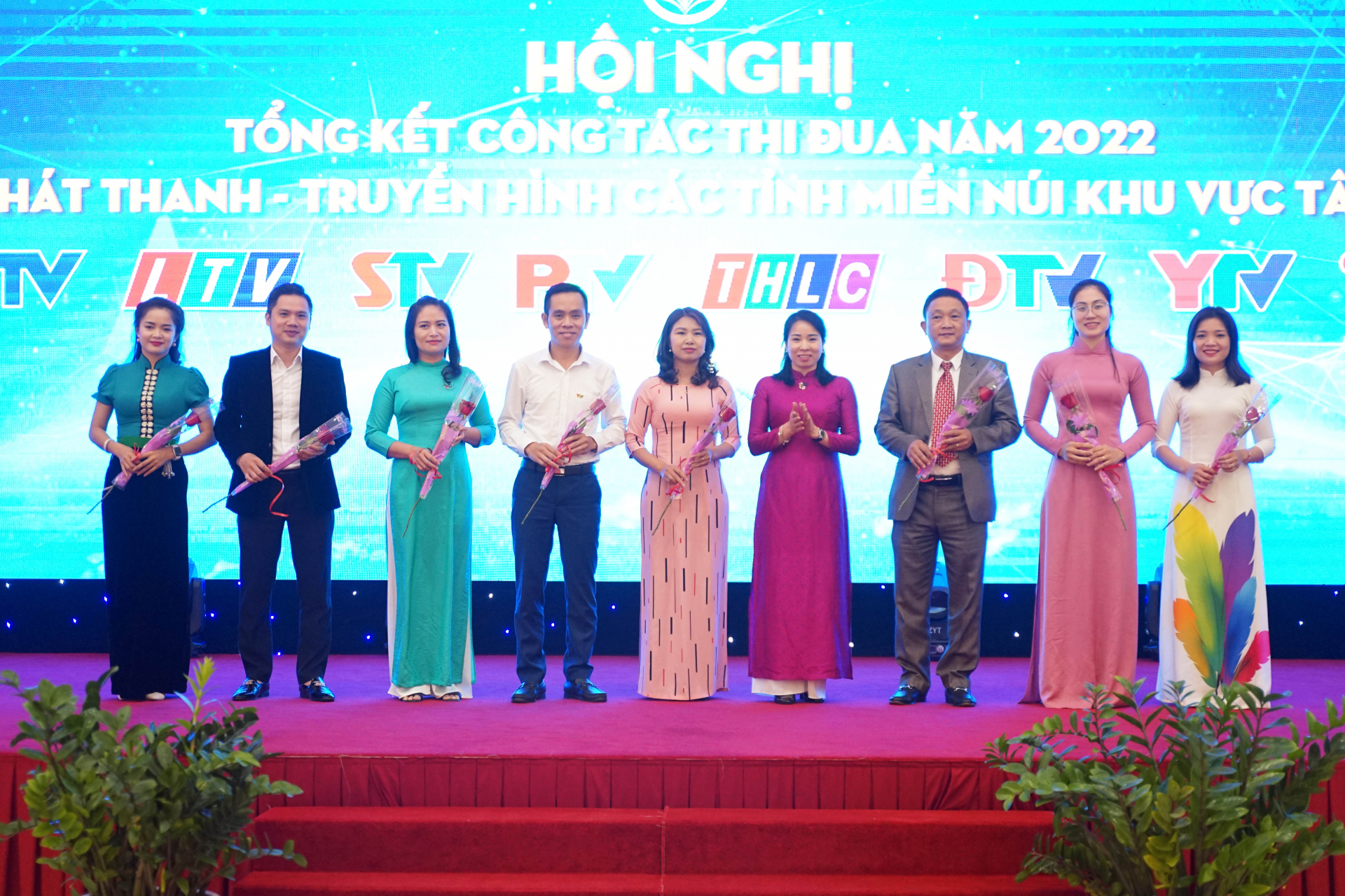 Giám đốc Đài PT-TH tỉnh Hoàng Thị Hằng, Cụm trưởng Cụm thi đua số 1 năm 2022 trao giải cho các Đài PT-TH đoạt giải trong cuộc thi.

