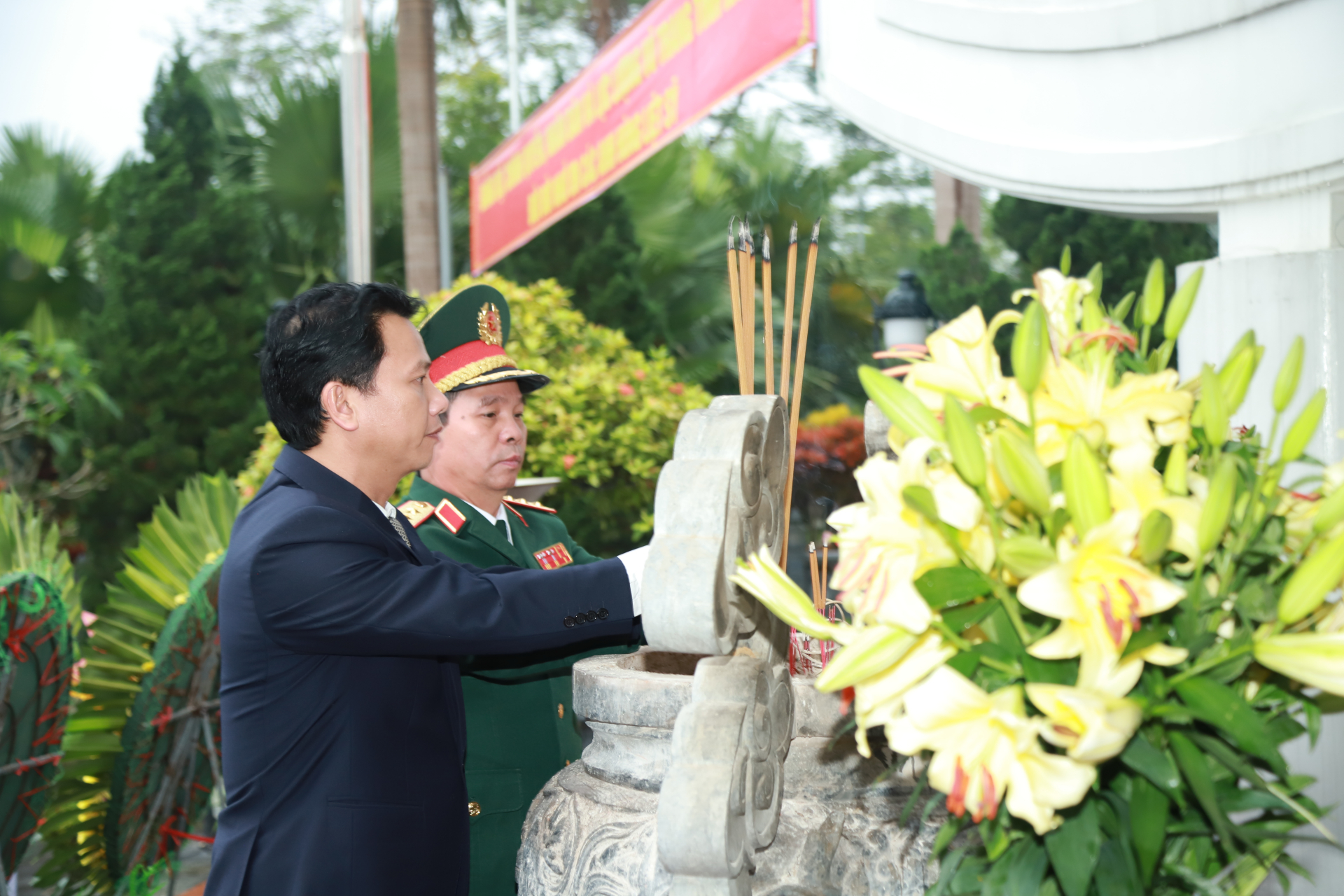 Thượng tướng Đỗ Căn, Phó Chủ nhiệm Tổng cục Chính trị QĐND Việt Nam và Bí thư Tỉnh ủy Đặng Quốc Khánh dâng hương tưởng nhớ các AHLS